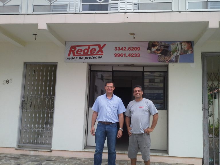 Representante equipesca em frente a redex redes de proteção empresa de redes de proteção em Florianópolis