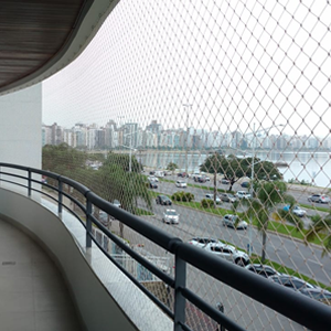 Rede de proteção instalada em sacada de apartamento na Grande Florianópolis com acabamento profissional