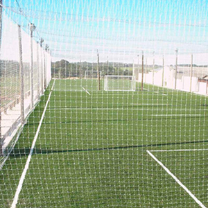 Rede de proteção instalada em quadra esportiva para contenção de bolas na Grande Florianópolis