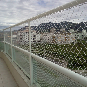 Rede de proteção em varanda de cobertura com estrutura de alumínio instalada na Grande Florianópolis