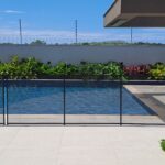 Cerca de piscina preta ProtectPool instalada em piso de porcelanato no Novo Campeche Florianópolis