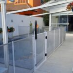Cerca de piscina ProtectPool com tela cinza e portão magnético em Jurerê Internacional Florianópolis