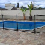 Cerca de proteção infantil para piscina instalada em piso de pedra no bairro Pedra Branca Palhoça