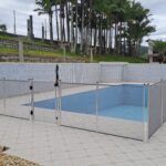 Cerca de piscina removível cinza ProtectPool instalada em residência em Antônio Carlos SC