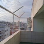 Sistema de proteção para gatos com estrutura de alumínio em ângulo de 45 graus instalado em cobertura de apartamento em São José SC.